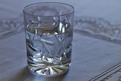 Viel Wasser trinken Fasten Kur Kristall Glas.jpg