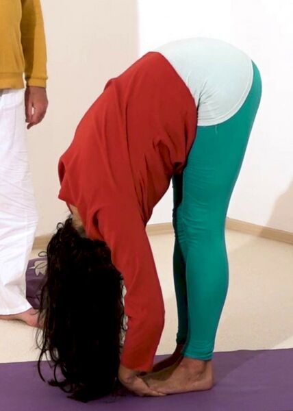 Datei:Vorbeuge im Stand - Yoga Asana 4.jpg