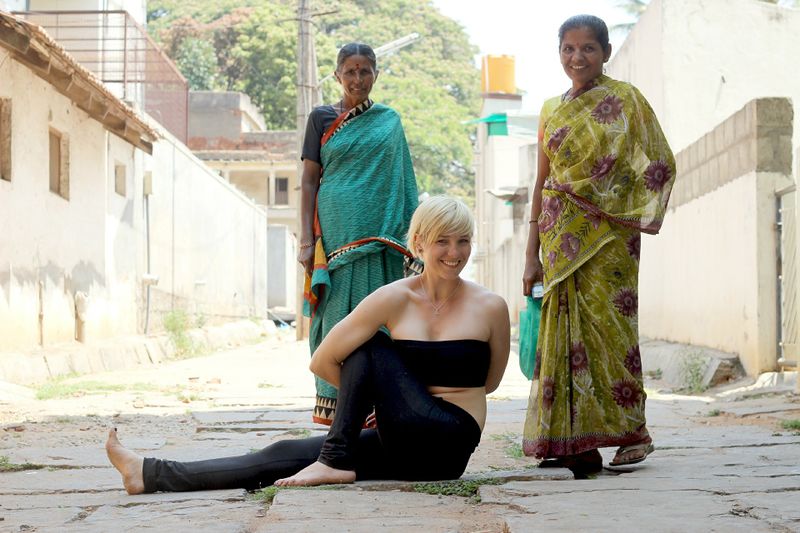 Datei:Yoga.Indien.Pawanmuktasa.Frauen.jpeg