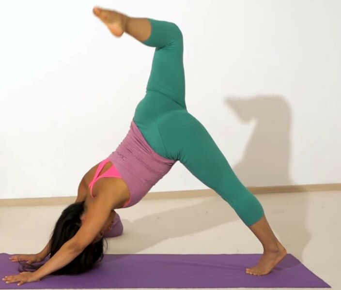 Datei:Yoga Aufwaermsequenz 2.jpg