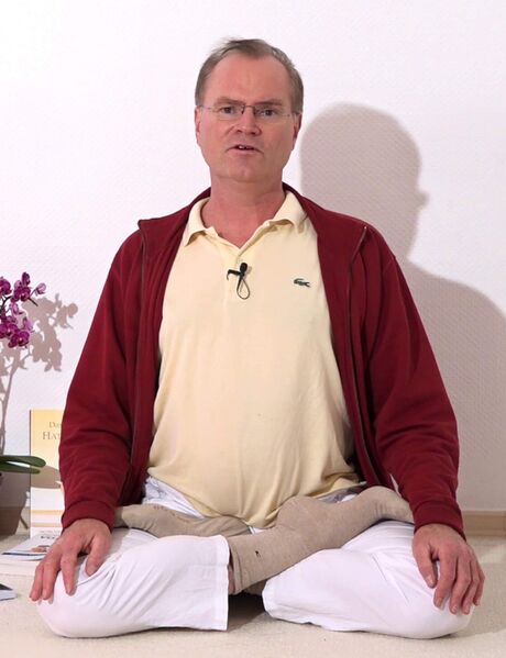 Datei:Meditationshaltungen 1 Padmasana.jpg