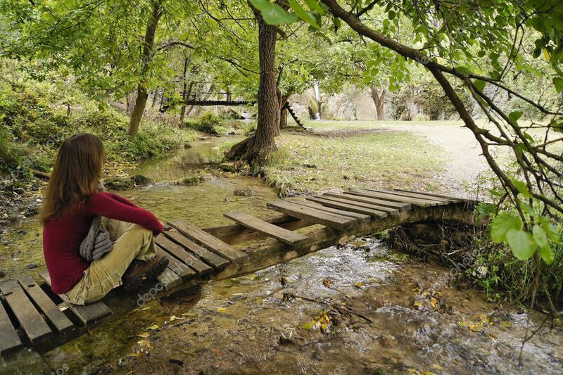 Datei:Selbstfindung-im-jugendalter-jugendliche-am-bach-in-der-natur.jpg