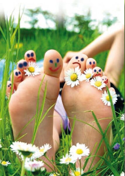 Datei:Zehen Füße lachen bunt Rasen.jpg