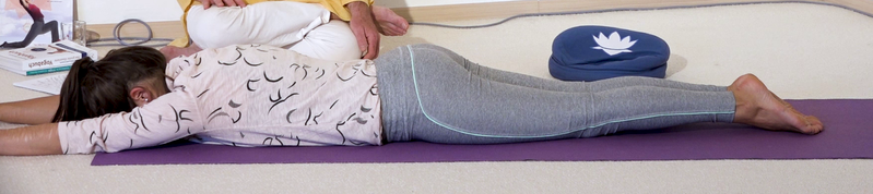 Datei:Baumstamm Pose auf dem Bauch2.png