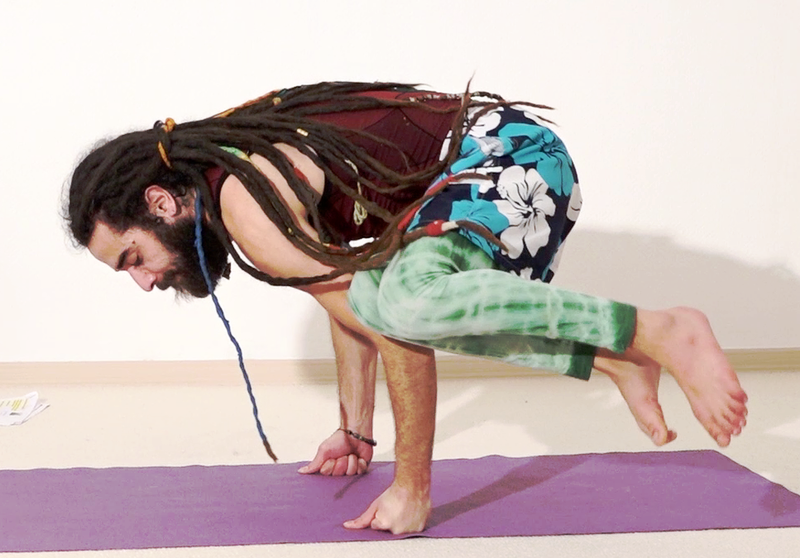 Datei:803-Mushti-Parivritta-Bakasana.png