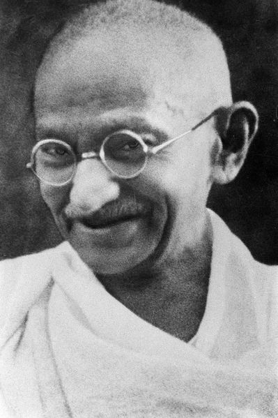 Datei:Mahatma Mohandas Karamchand Gandhi Ahimsa Gewaltfrei Frieden Freiheit.jpg