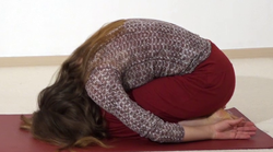Rücken Dehnung (Pashchimottanasana, Garbhasana) 2.png