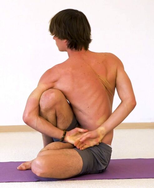 Datei:Dem Weisen Marichi gewidmete Stellung - Marichyasana - Yoga Pose 3.jpg