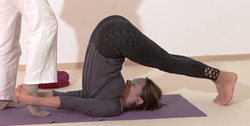 In den fortgeschrittenen Pflug helfen - Yoga Vidya Bodywork Halasana 2.png