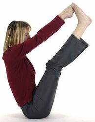 Gleichgewichtsvorwärtsbeuge: Greife mit Mittel- und Zeigefinger zwischen ersten und zweiten Zeh und strecke die Beine möglichst durch.