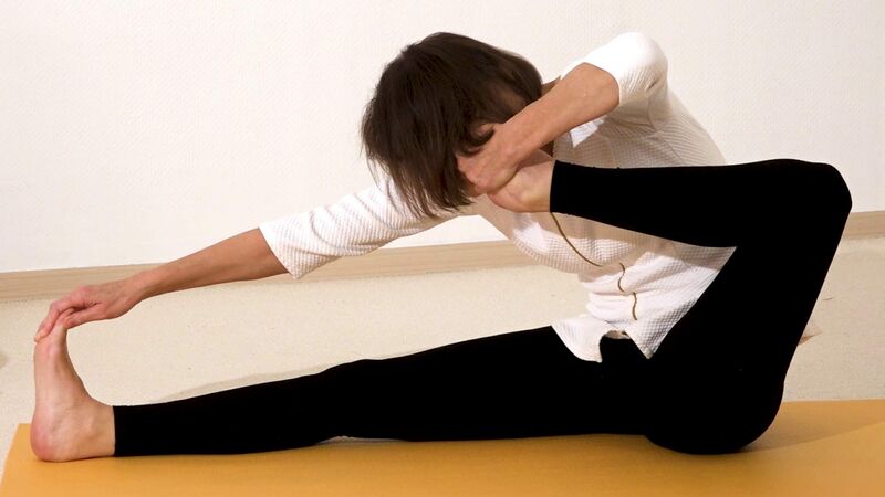 Datei:Pfeil und Bogen Yoga Stellung mit Fuss am Ohr.jpg