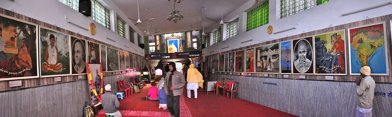 Datei:Samadhi Hall-Sivananda Ashram-Rishikesh-Bildergalerie-an-den-Wänden.jpg