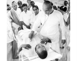 Swami Sivananda als Arzt.jpg