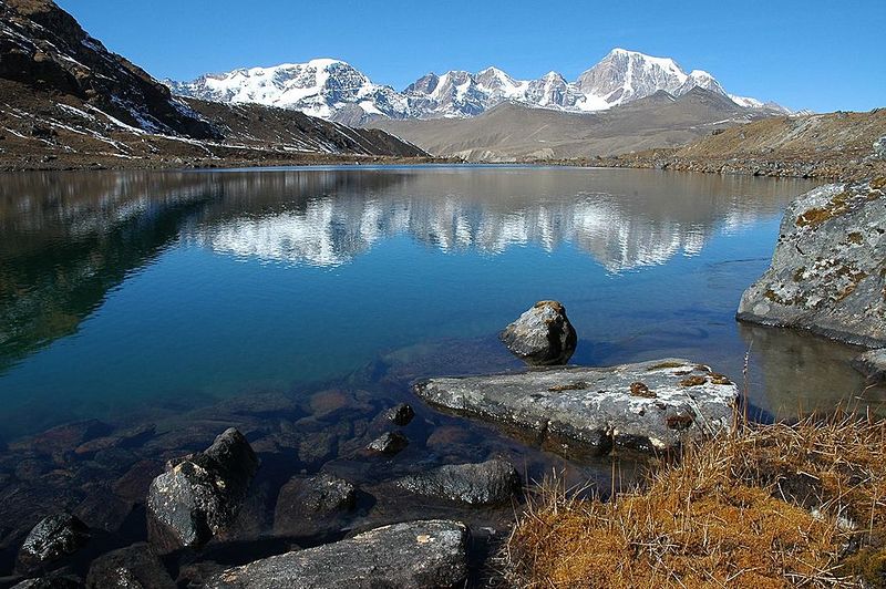 Datei:Crow's Lake Sikkim Indien See Wasser Gebirge.jpg