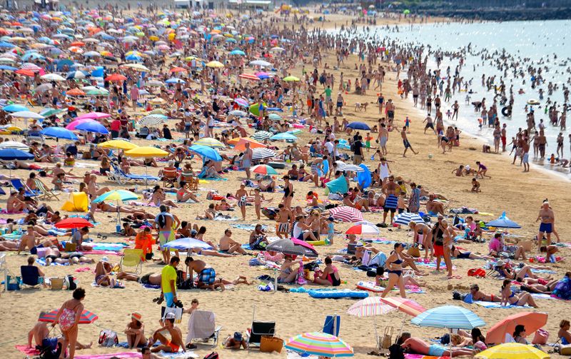 Datei:Menschenmenge Strand Urlaub Sonnenbad.jpg
