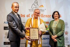 Der indische Botschafter in Rumänien, Rahul Shrivastava, überreicht Sukadev Bretz den renommierten Vishvamitra Award of Excellence 2024 für seine herausragenden Leistungen im Bereich des Yoga. Die Ehrung fand am 9. Mai im India House in Bukarest, Rumänien, statt und würdigt Sukadevs Engagement bei der Gründung von Yoga Ashrams und Zentren in ganz Europa, sowie sein Engagement in vielen internationalen Yoga Verbänden.