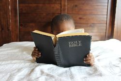 Kind Bibel Bett heilige Schrift Schriften Buch.jpg