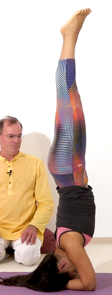 Datei:Kopfstand mit kreisfoermigem Atem.png