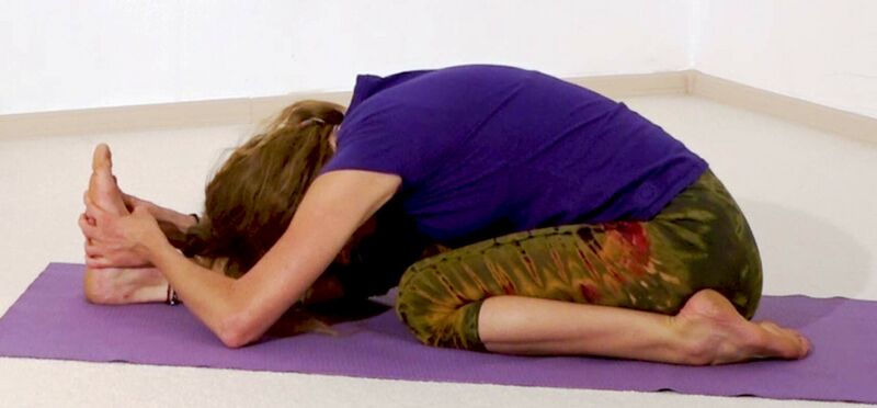 Datei:Vorwärtsbeugen 3 Vajra Janushirasana.jpg