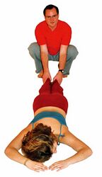 1) Fehler: Fersen sind zu nahe zusammen. Yogalehrer gibt die Fersen nach außen.