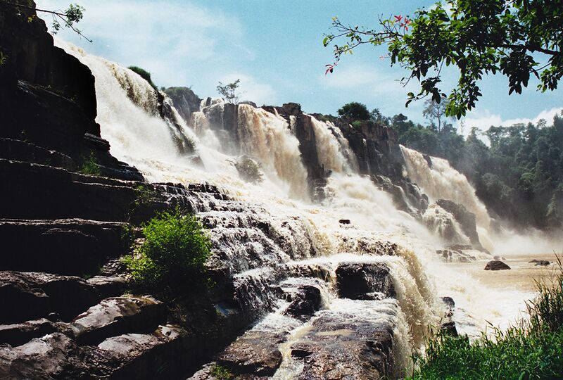Datei:Vietnam-dalat-wasserfall.jpg