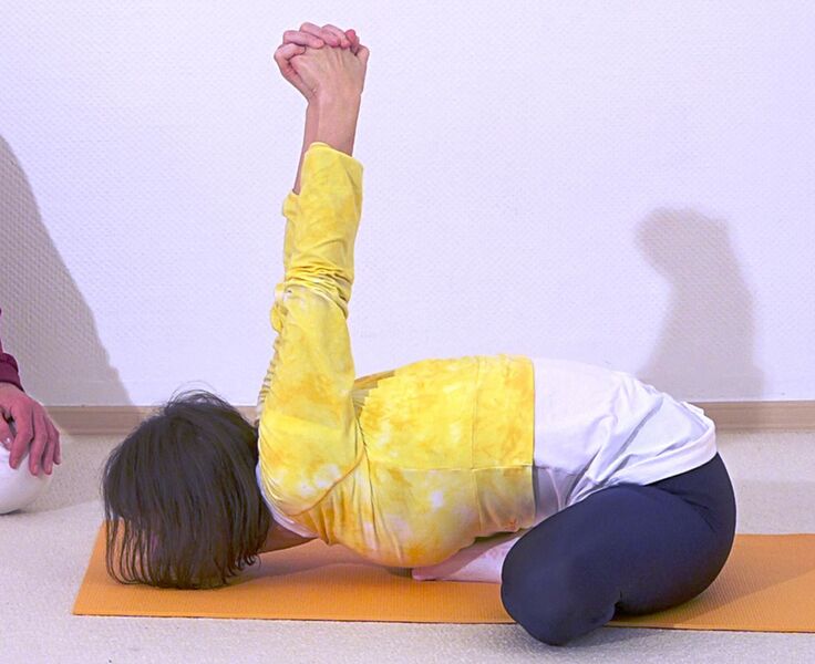Datei:1916-Baddha-Hasta-Baddha-Konasana.jpg