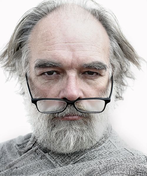 Datei:Man.Mann.streng.brille.haare.graue.grau.alt.älter.großvater.opa.jpg