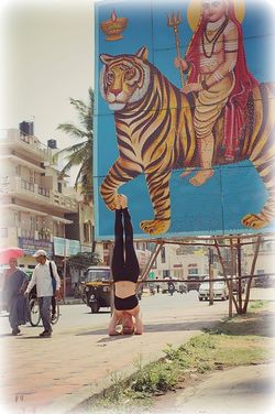 Kopfstand Straße Durga Tiger.jpg