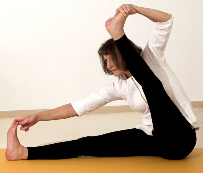 Datei:Pfeil und Bogen Yoga Asana mit gestreckten Beinen.jpg