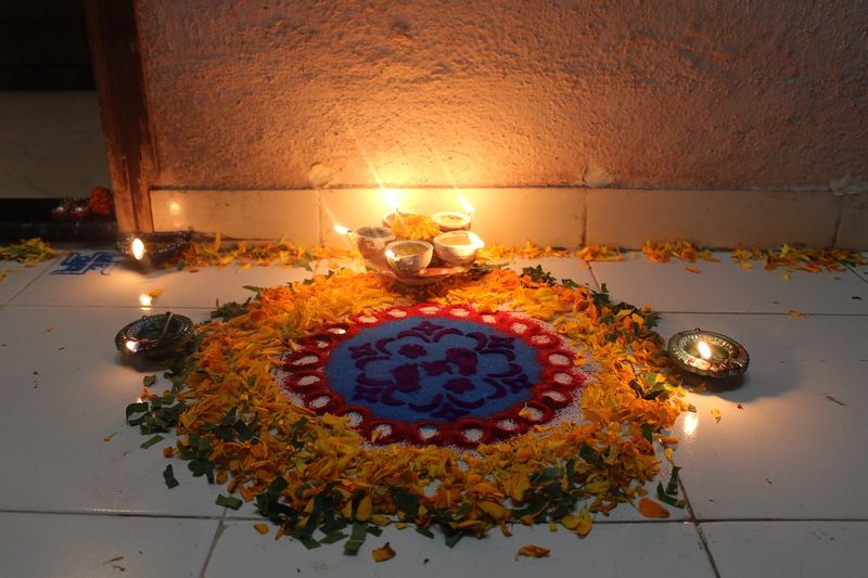 Datei:Diwali Feuer Fest Puja Zeremonie.jpg