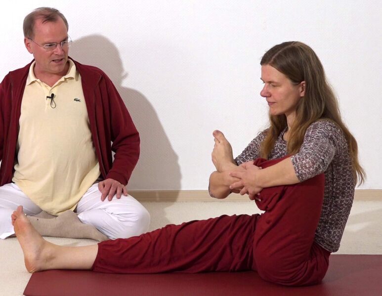 Datei:Hueftoeffner Yoga Uebungen Beinweigen 2.jpg