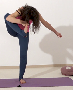 Fuss-zum-Kopf-Pose im Stehen - Yoga Stellung 3.png