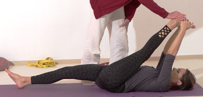 Datei:In den liegenden Spagat helfen - Yoga Vidya Bodywork 6.png