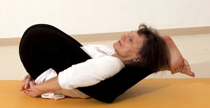 Datei:Yoga Schlafstellung mit Fingern um die Haende mit gefassten Haenden.jpg