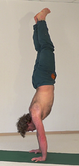 Parshva Adho Mukha Vrikshasana, Seitlich verbeugender Handstand