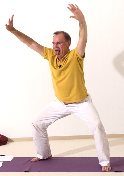 Datei:Loewe aus der Stehhaltung mit gestreckten gespreizten Beinen - Yoga Pose.png