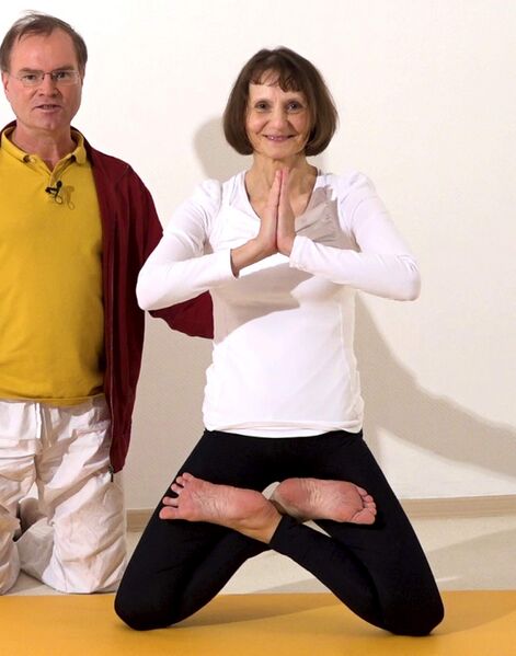 Datei:Yoga-Berghaltung mit Haenden in Namaste Mudra vor der Brust 1.jpg