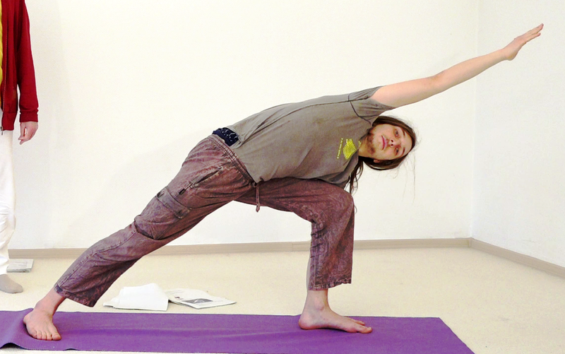 Datei:1698-Utthita-Parshva-Konasana.png