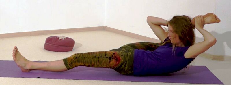 Datei:Vorwärtsbeugen 6 Fuß-hinter-Kopf-Stellung.jpg