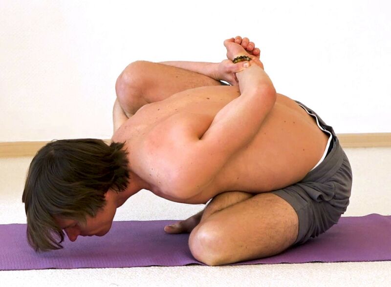 Datei:Dem Weisen Marichi gewidmete Stellung - Marichyasana - Yoga Pose 1.jpg