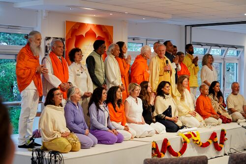 Abschlussrunde des European & World Yoga Congress 2025 bei Yoga Vidya in Bad Meinberg