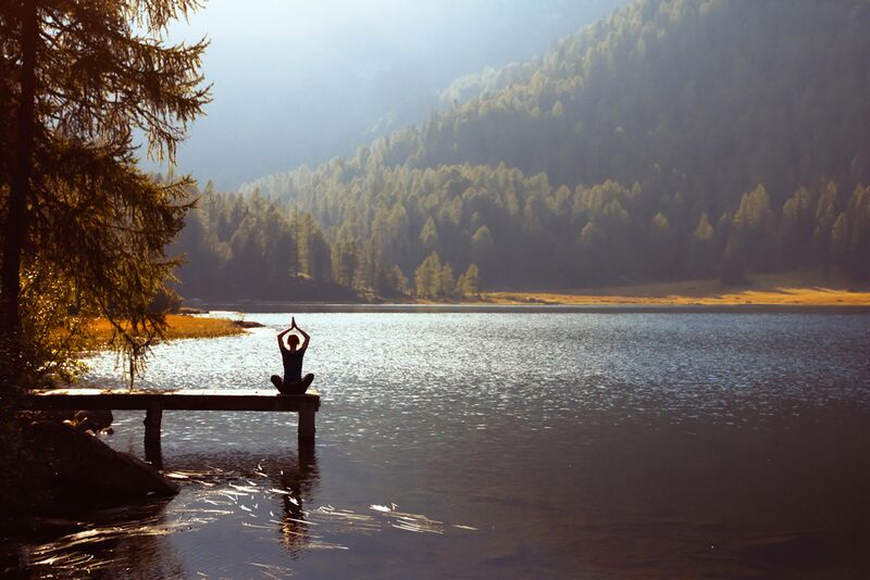 Datei:Spirituelle-erfahrung-selbsterkenntnis-yoga-vedanta-bergsee-meditation.jpg