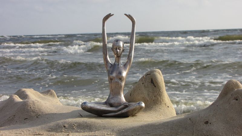 Datei:Yoga-Entspannung-Meer.jpg