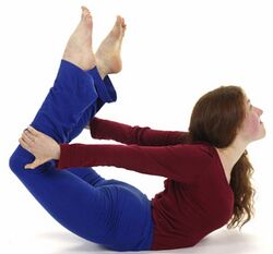 (1) Mit den Händen an die Knie fassen. Dies entwickelt die Flexibilität in der Brustwirbelsäule und in den Schlüsselbeinen.