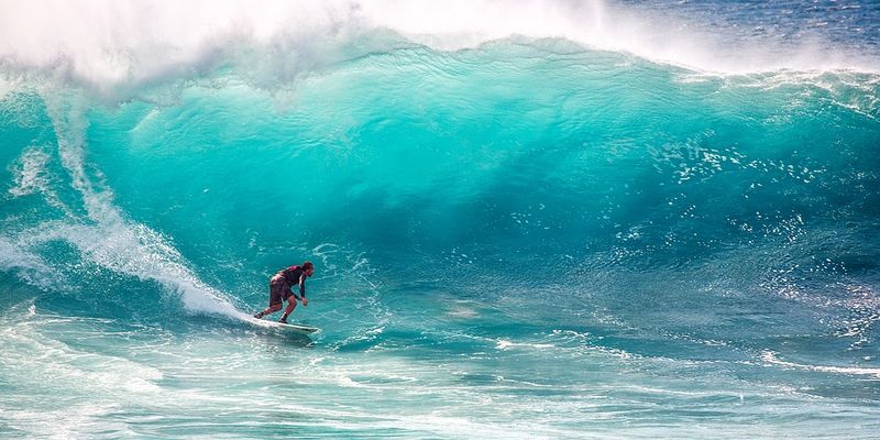 Datei:Welle Ozean Surfer Grün blau türkis surfen.jpg