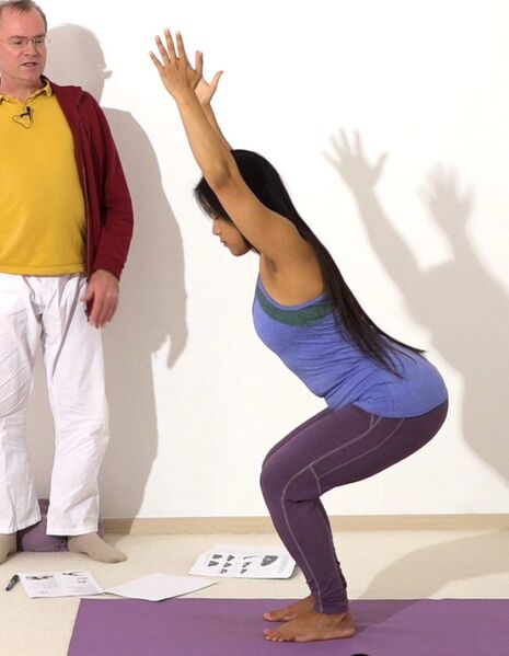 Datei:Gesaess-Muskeln staerken mit Yoga-Uebungen 1 Stuhl.jpg