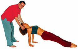 2) Bei Menschen mit bestimmten Nackenproblemen sollten Rücken, Nacken und Kopf in einer Linie gehalten werden. Das stärkt auch die vorderen Halsmuskeln.