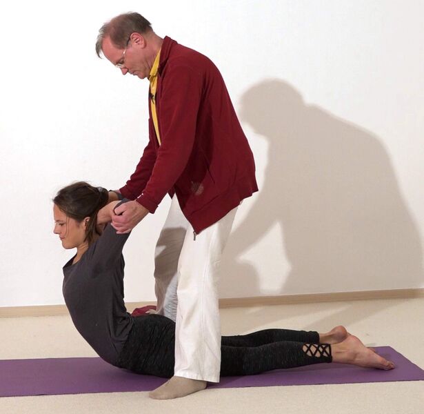 Datei:Fortgeschrittene Kobra Hilfestellungen - Yoga Vidya Bodywork 3.jpg
