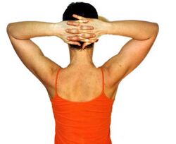 Halsstärkungsübung: Hände hinter dem Hinterkopf verschränken. 10 Sekunden lang mittel stark bis stark gegen den Kopf drücken.