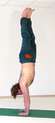 Parivritta Adho Mukha Vrikshasana, Drehender Handstand